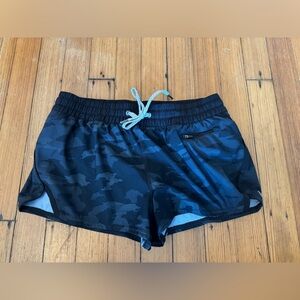 Vuori Clementine Shorts in Camo